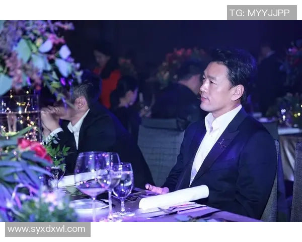 西装外套加持的足球球星场下风采与赛场激情交织的时尚故事